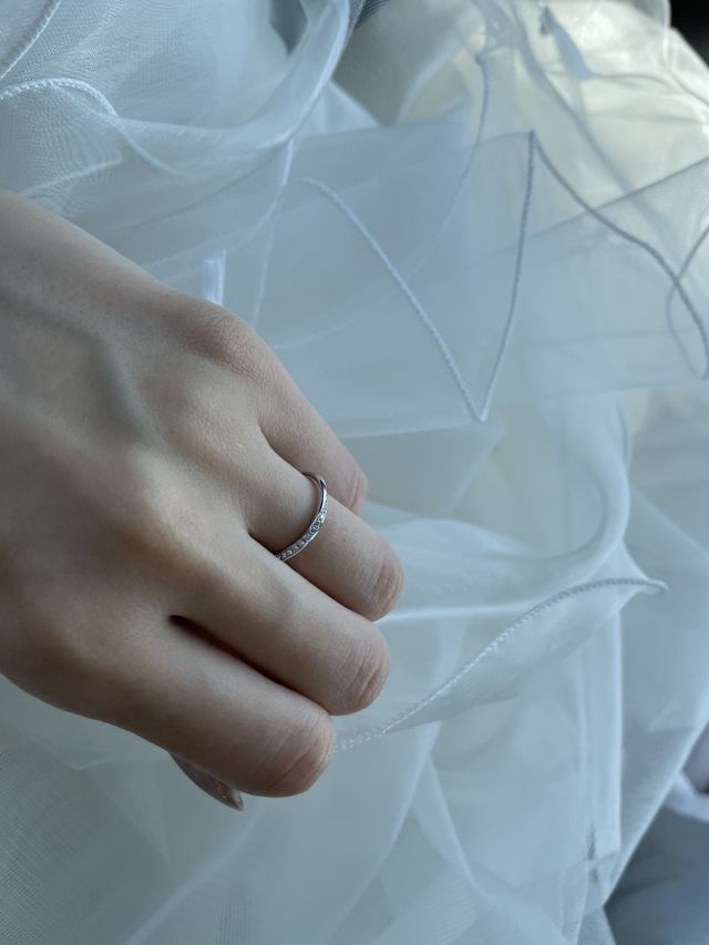 指輪が回ってしまってもどこが正面でも大丈夫なデザインです。