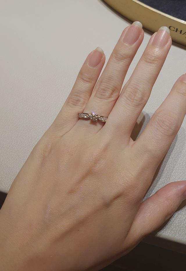 0.35カラット。立て爪のデザインが特徴的で4点どめでした。