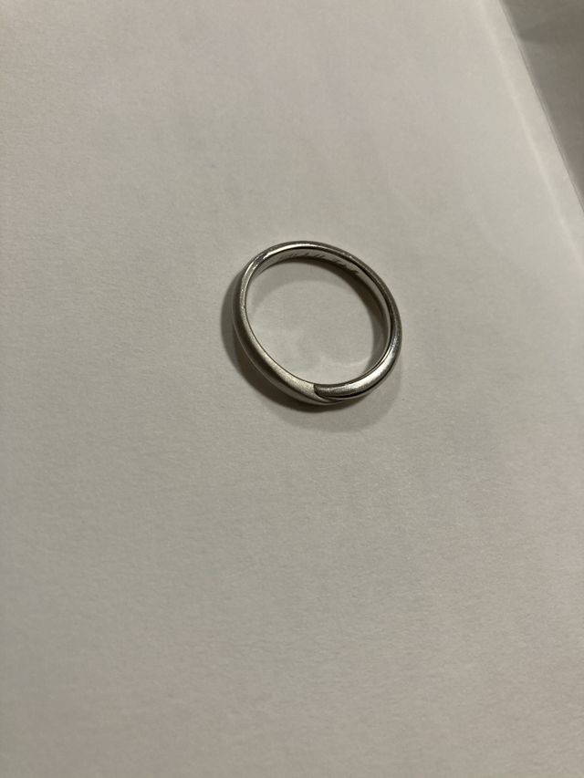 指輪単体。シンプルなデザイン。