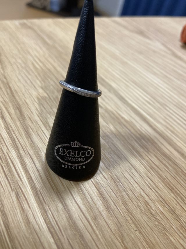 ダイアモンドとミル打ちのグラデーション。ストレートタイプ