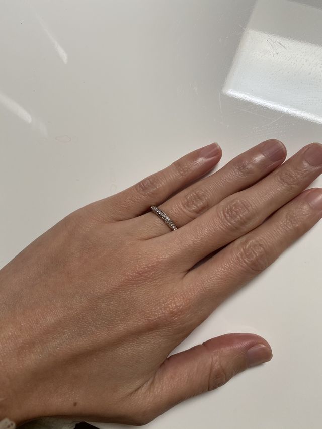 他には無いデザインと細身なのに存在感のある指輪です！