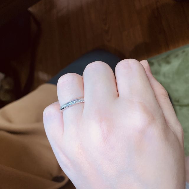 着用時の写真です。存在感があり美しい輝きがあります。