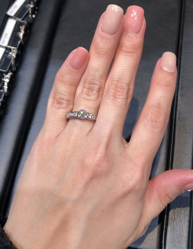 0.5ct試着。石が大きいと枠も太くなります。
