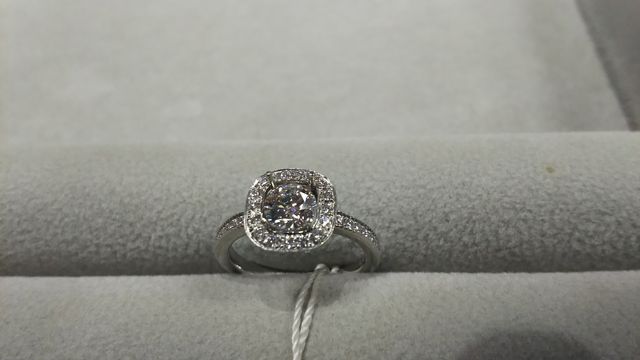 メインのダイヤは0.6カラットです。