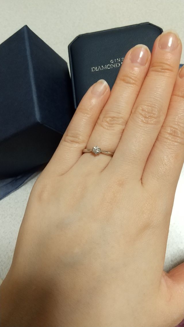 デザインはシンプルな立て爪タイプできらきらで綺麗です。