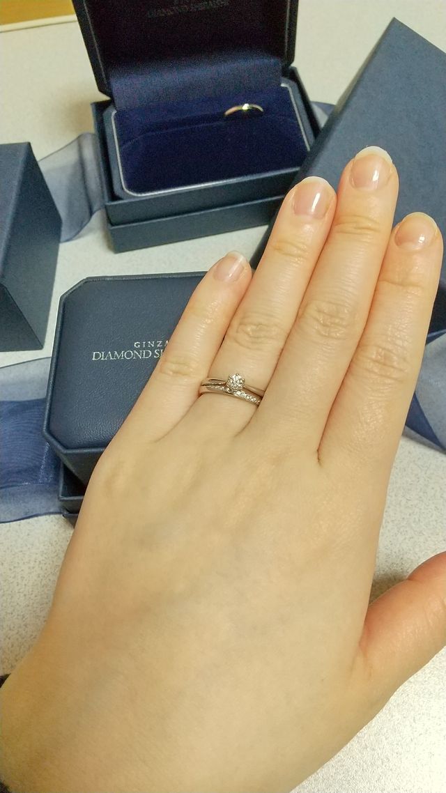 婚約指輪との重ね付けです。