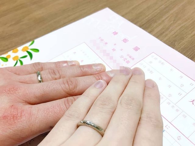 各々で指輪を付けても、比較的存在感のあるデザインです。