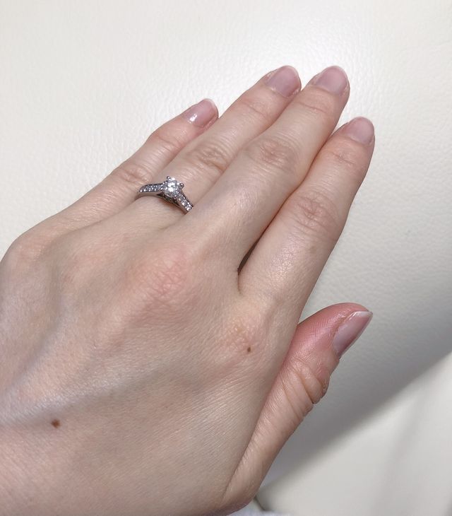 婚約指輪を着用した際の写真です。