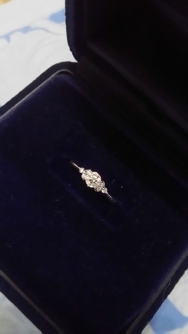 婚約指輪です。大きいダイヤの左右にもダイヤがついています。