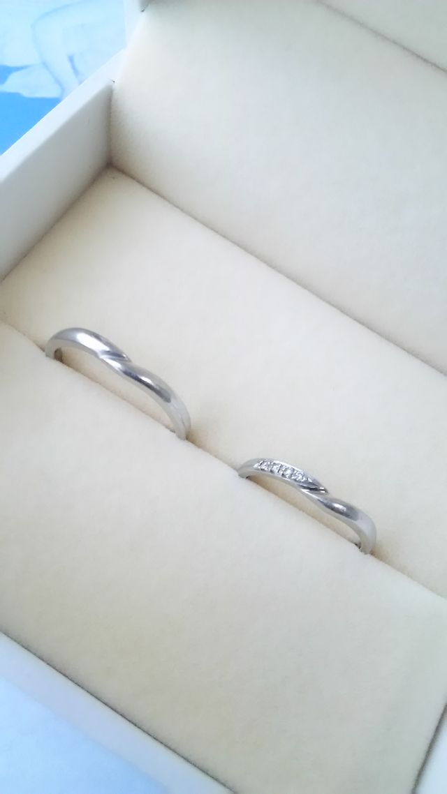 結婚指輪です。私のはこちらにもダイヤがあしらわれています。