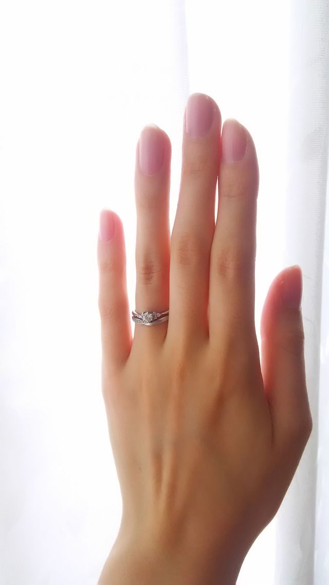 婚約指輪と結婚指輪がセットになったものを選びました。