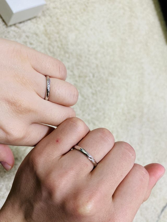 指に試着した時に輝きが違って見えたので選びました。