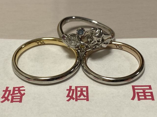真ん中のダンボの指輪が婚約指輪です