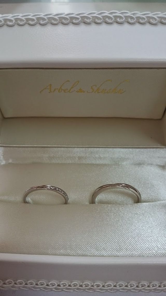 【指輪】女性用にはダイヤを入れて、同じデザインにしました。