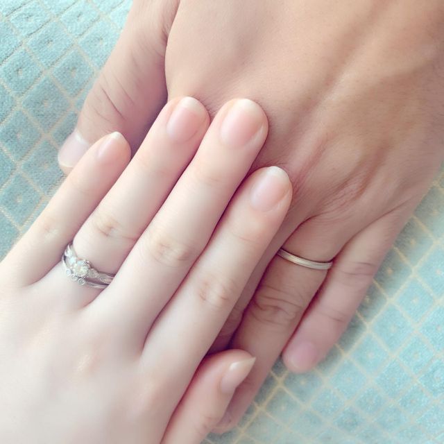 結婚指輪と重ね付けできるデザインにしました。
