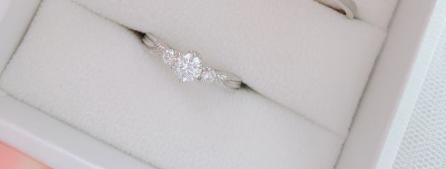 ニヴァオール・デテというデザインに0.4ctのダイヤ