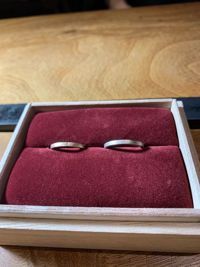 相手と私の意見をどちらも取り入れて表面石地でサイドは磨き