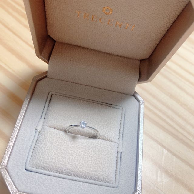 シンプルなデザインの婚約指輪でお気に入りです