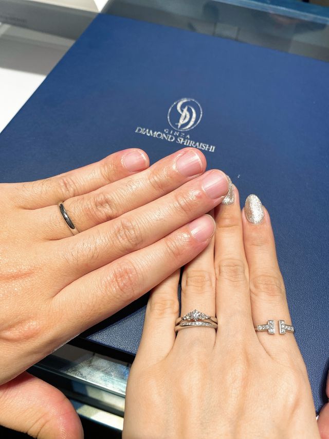 メインのダイヤのサイドにも左右に3石のダイヤが入っています