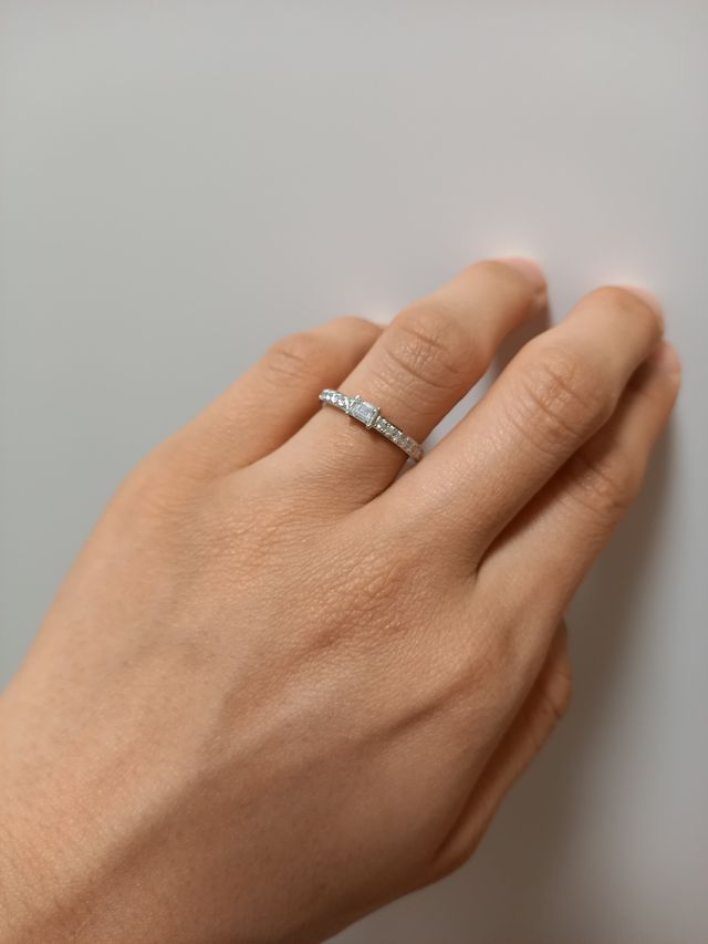 プラチナにバゲットダイヤをセッティングしてもらいました。