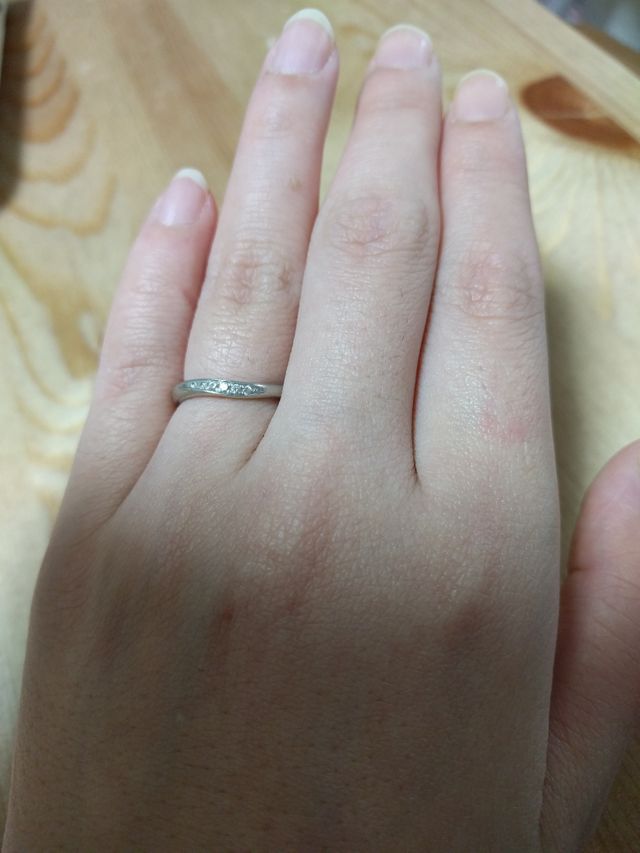 ねじれ加工がしてありダイヤモンドが6個入っています。