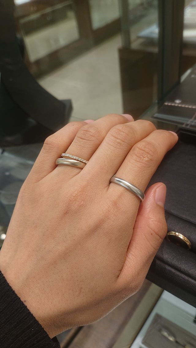 結婚指輪と婚約指輪の重ね付け。人差し指はメンズです。