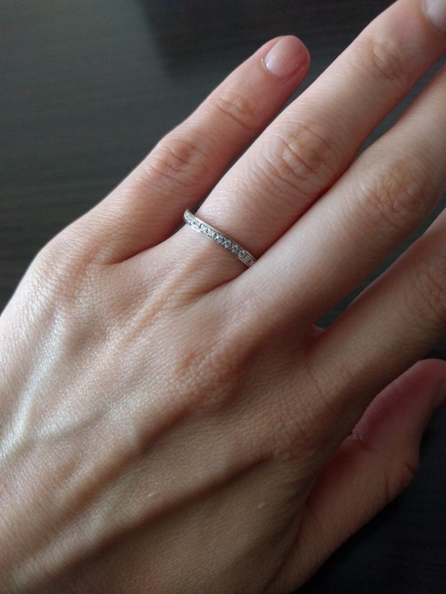 ダイヤが一列にちりばめられていてとても品のある指輪です。