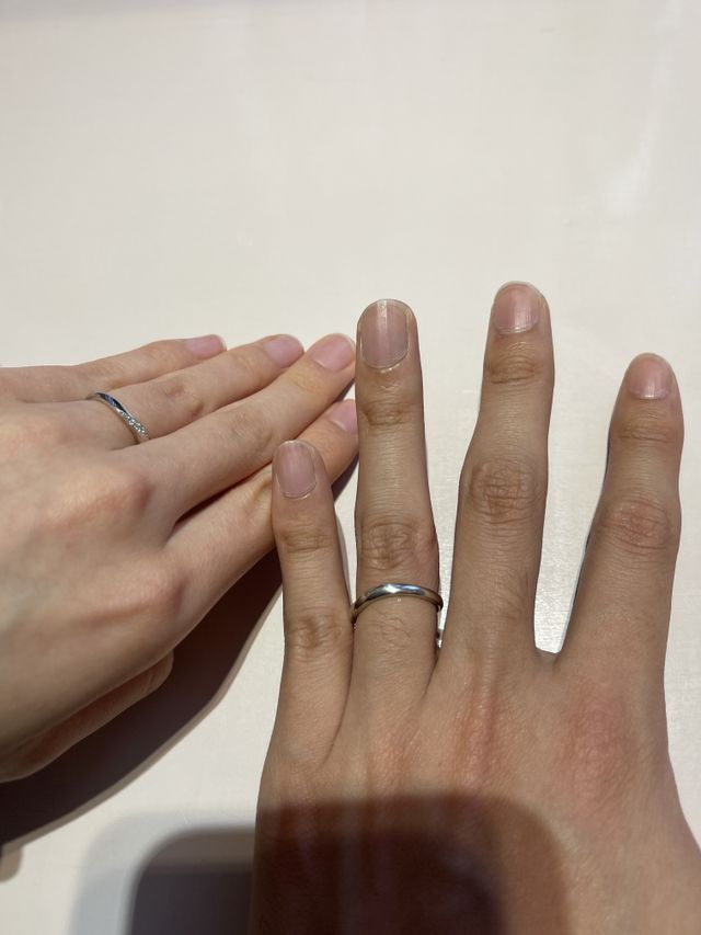 指輪の試着の時の写真となります。