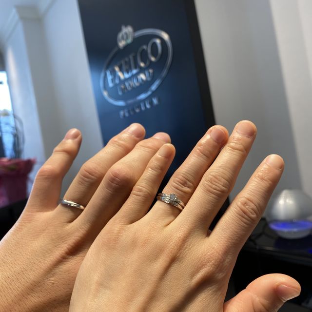 指輪が出来上がった際に取りに行き、2人で付けてみました。