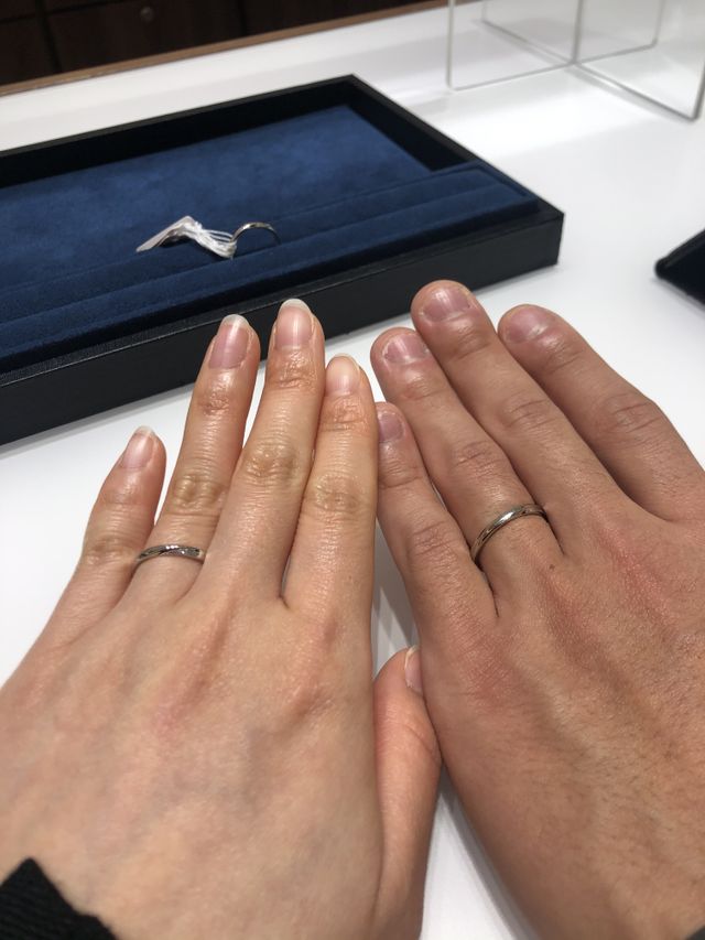 ウェーブのデザインで、ダイヤなしのものを着用しております。