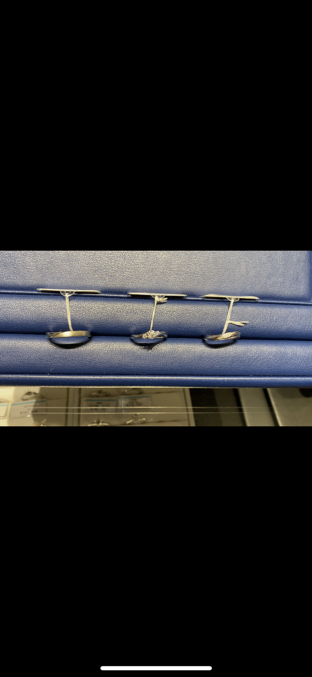 左:男性用結婚指輪、中:婚約指輪、右:女性用結婚指輪