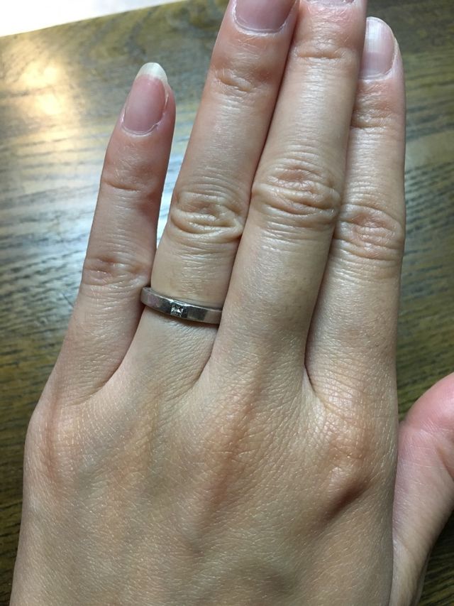 シンプルなプラチナのリングにスクエアーのダイヤ