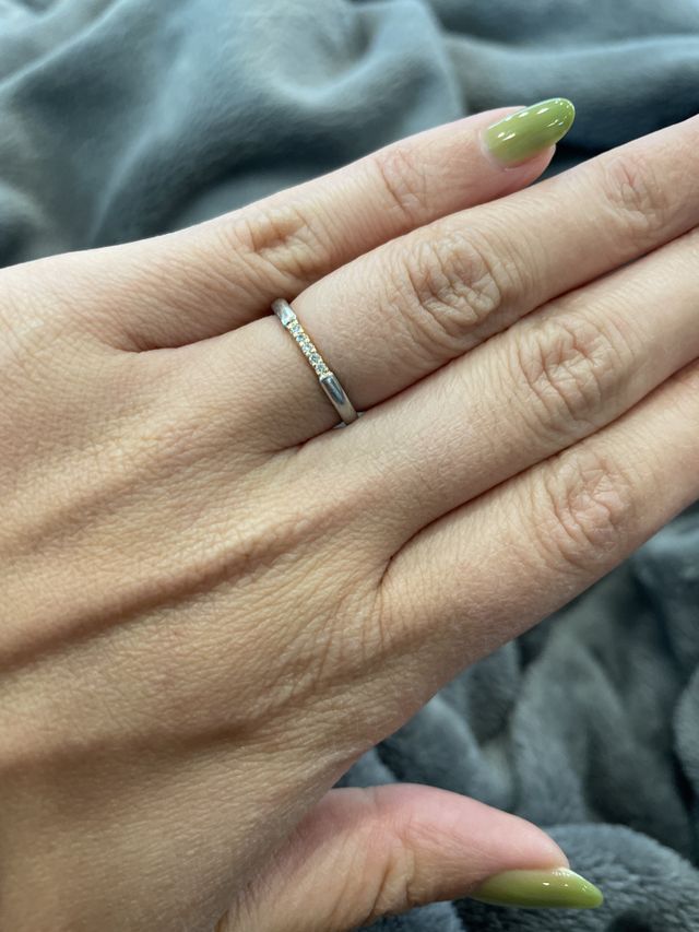 フロントに5個のダイヤモンドが並んだデザインが可愛いです！