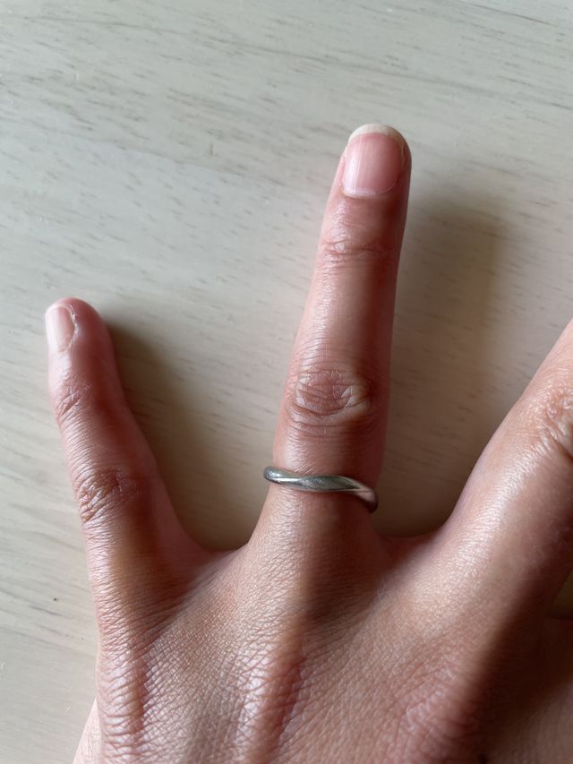 ウェーブデザインのシンプルな指輪。