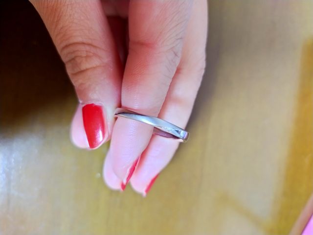 新郎側の指輪です。ストレート型で真ん中の加工が気に入りました