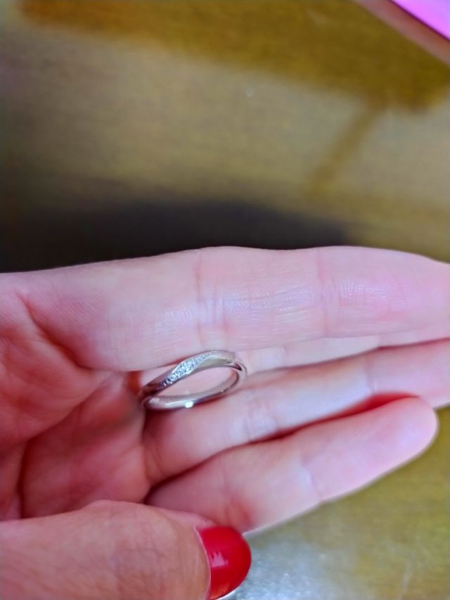 これは新婦側です。ウエーブ型でダイヤがぎっしり詰まっています