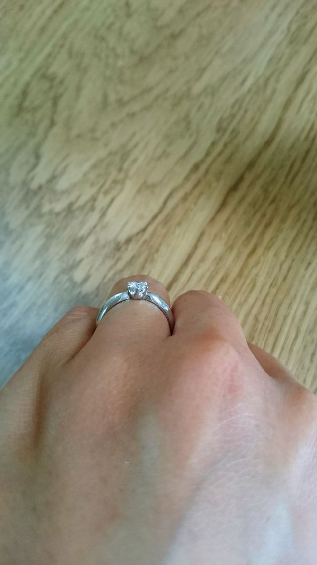 立て爪が高すぎず、横からみたデザインも気に入りました。