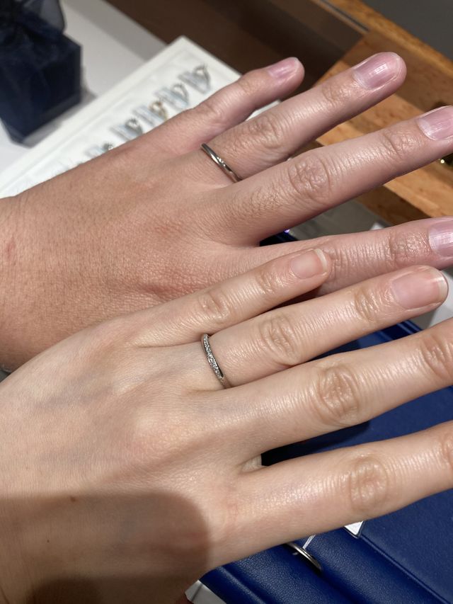 ブーケというストレートのハーフエタニティ。彼は艶消しで。