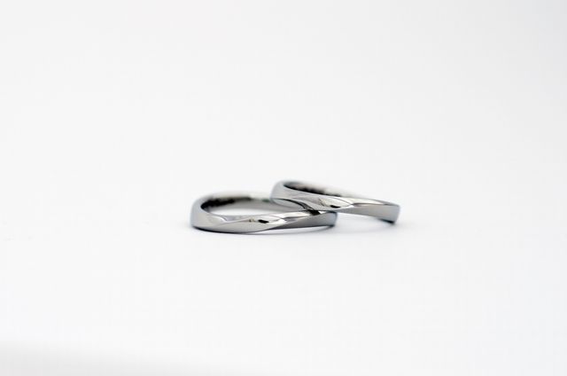 内側にそれぞれ名前と入籍日を記入しました。