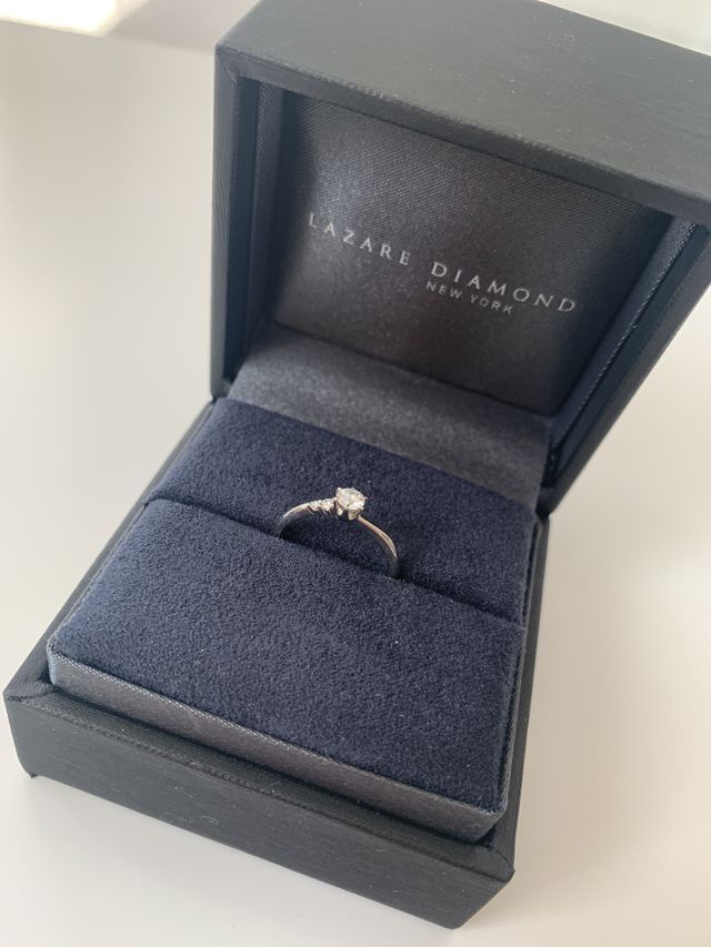 ダイヤが小指側に2石付いているアシンメトリーなデザインです。