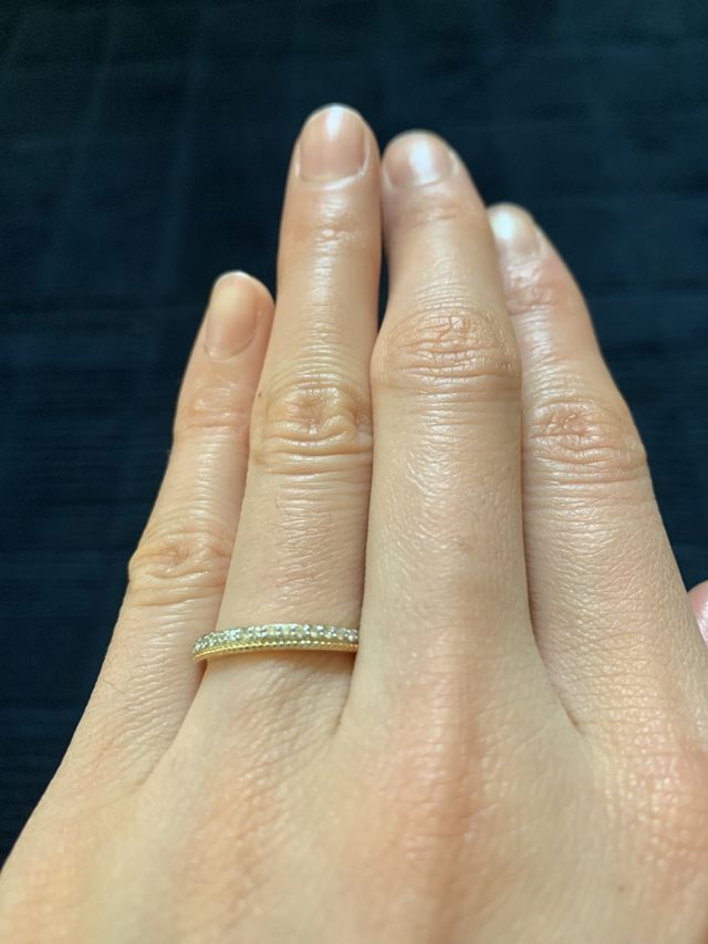 9号。節の通りがちょうどで指の根元は少し緩め。普段8号。