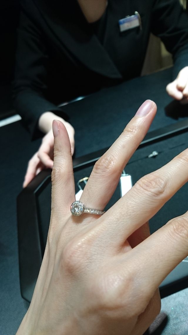 ゆったりとしたスペースで指輪の試着をさせてもらった。