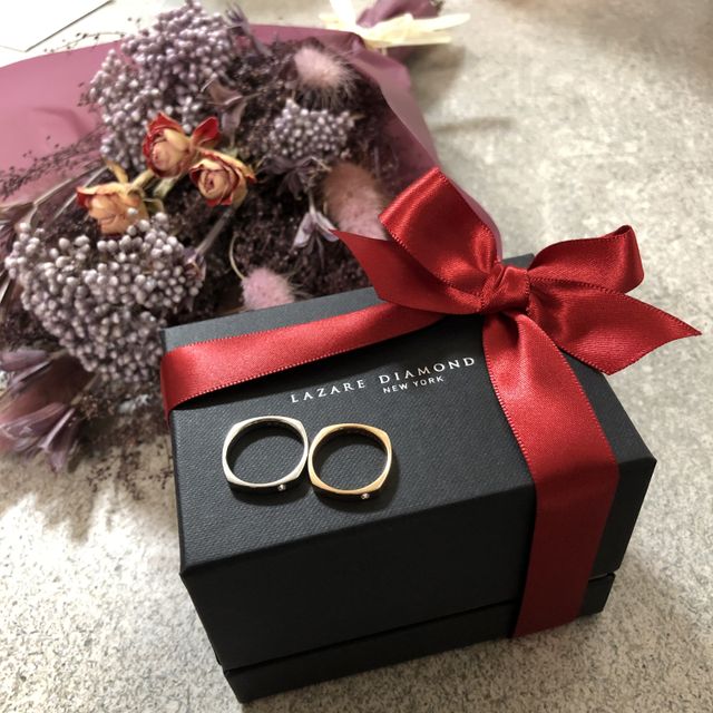夫婦ともに同じダイヤ入りのデザインで、色違いにした。