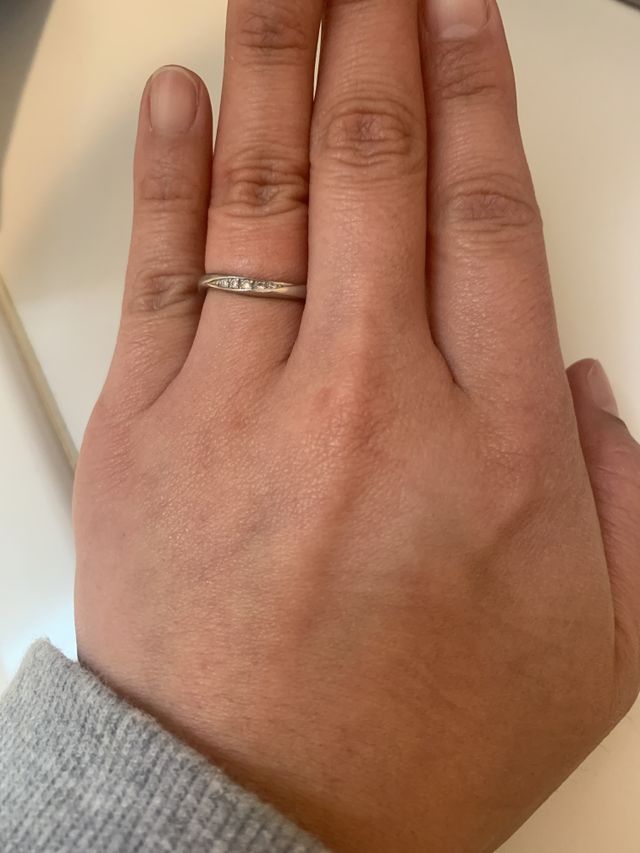 指が太めの私でも綺麗に見えるような少しラウンドした指輪です。