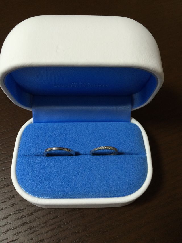 購入した指輪です。左が男性用、右が女性用。