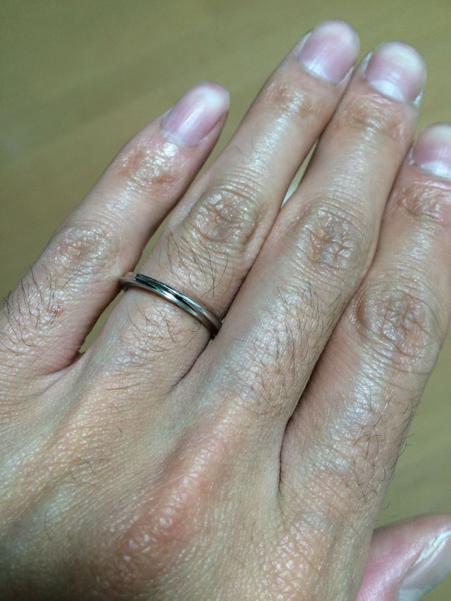 指輪を付けた写真です。（男性用）