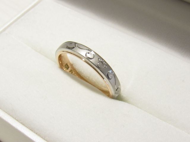 唐草模様を猫っぽく模様にしてもらいました！後ろには肉球です！