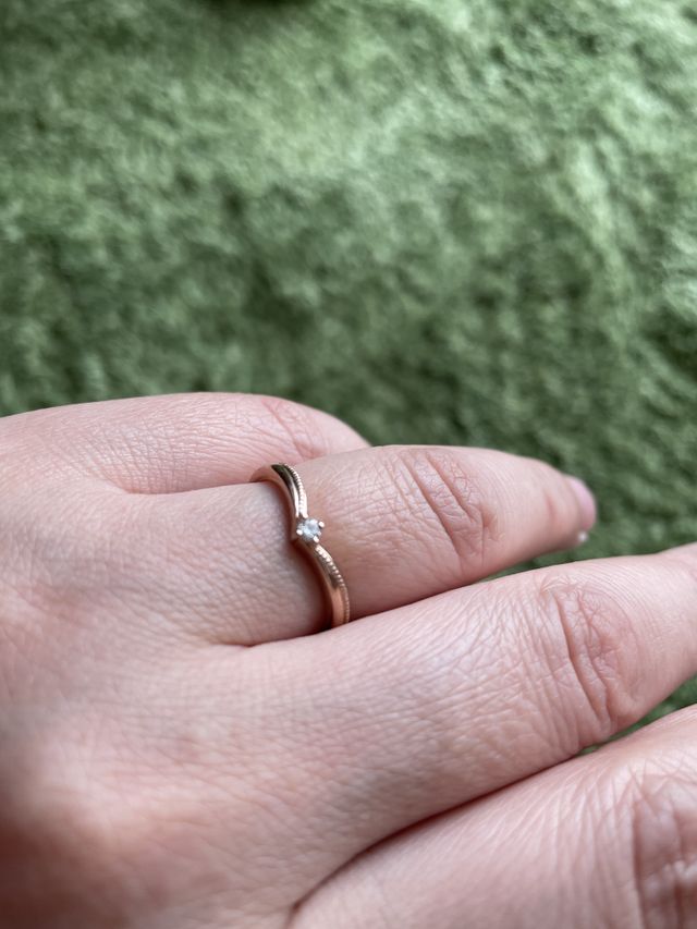 vラインに一石、ピンクゴールドで作ってもらいました。