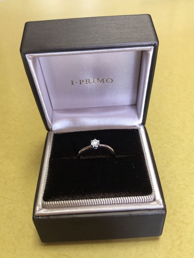 少しだけウェーブしてあり、指が綺麗に見えるそうです！