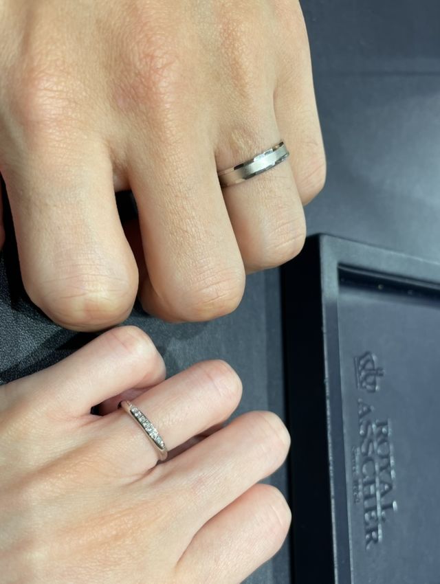 女性用は半円のようにメレダイヤが付いているストレート型です。